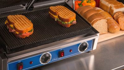 Globe GPG1410 14" Grooved Cast Iron Sandwich Grill