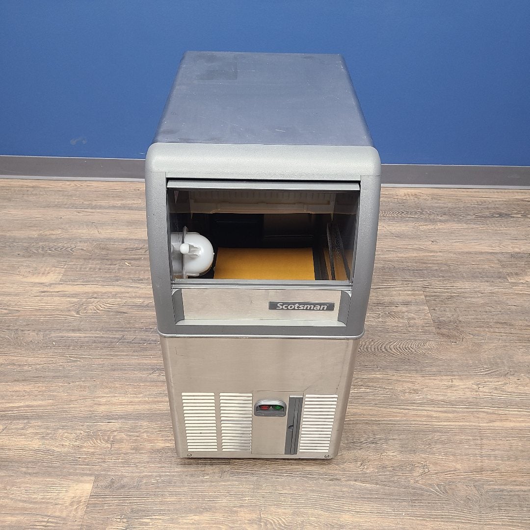 Scotsman CU0515GA-1 15" 84 lb. Undercounter Ice Maker (Scratch & Dent 0154)