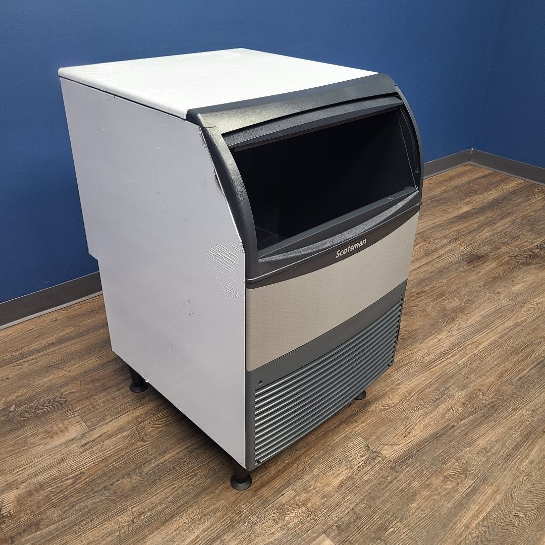 Scotsman UN324W-1 Water Cooled Undercounter Nugget Ice Machine w/ Bin (Scratch & Dent 4392)