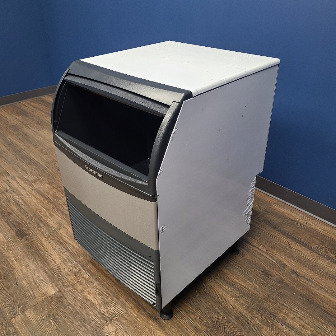 Scotsman UN324W-1 Water Cooled Undercounter Nugget Ice Machine w/ Bin (Scratch & Dent 4392)
